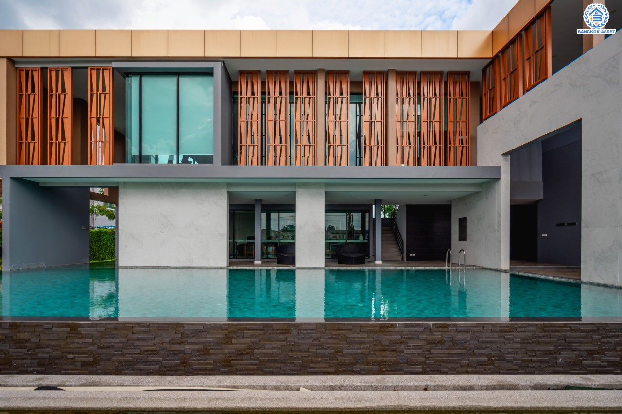 บ้านมือสองตกแต่งใหม่ ม.เดอะซิตี้ ราชพฤกษ์-ปิ่นเกล้า หลังมุม เนื้อที่ 71.8 ตร.ว. ดีไซน์ตอบทุกไลฟ์สไตล์ ฟังก์ชัน 3 ห้องนอน 5 ห้องน้ำ 1 ห้องอเนกประสงค์ 1 ห้องแม่บ้าน จอดรถได้ 2 คัน บนทำเลติดถนนใหญ่ เชื่อมต่อทุกเส้นทาง ใกล้รถไฟฟ้าสายสีม่วง "สถานีบางรักใหญ่" และจุดขึ้นทางด่วน "ศรีรัช"